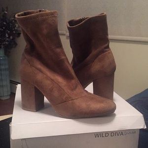 Wild diva block heel suede boots
